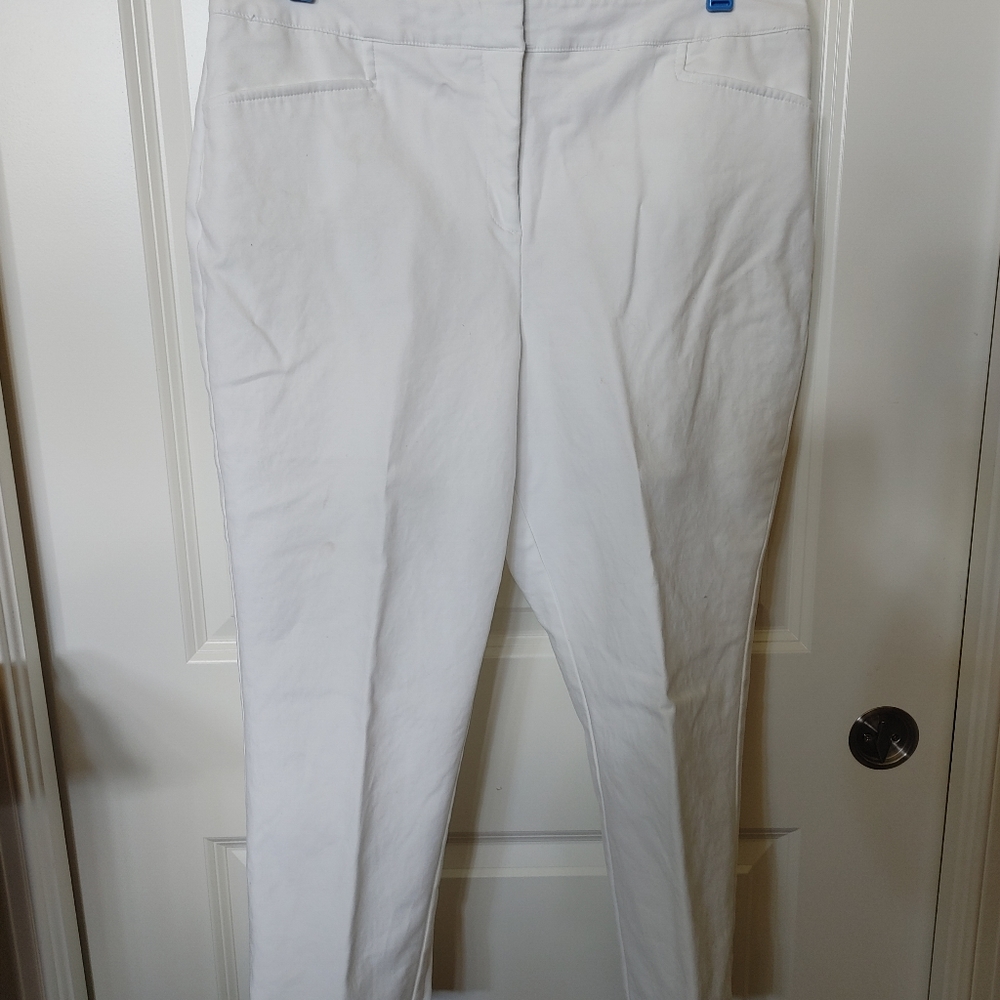 Chicos Fabulously slimming sz 2 crop White